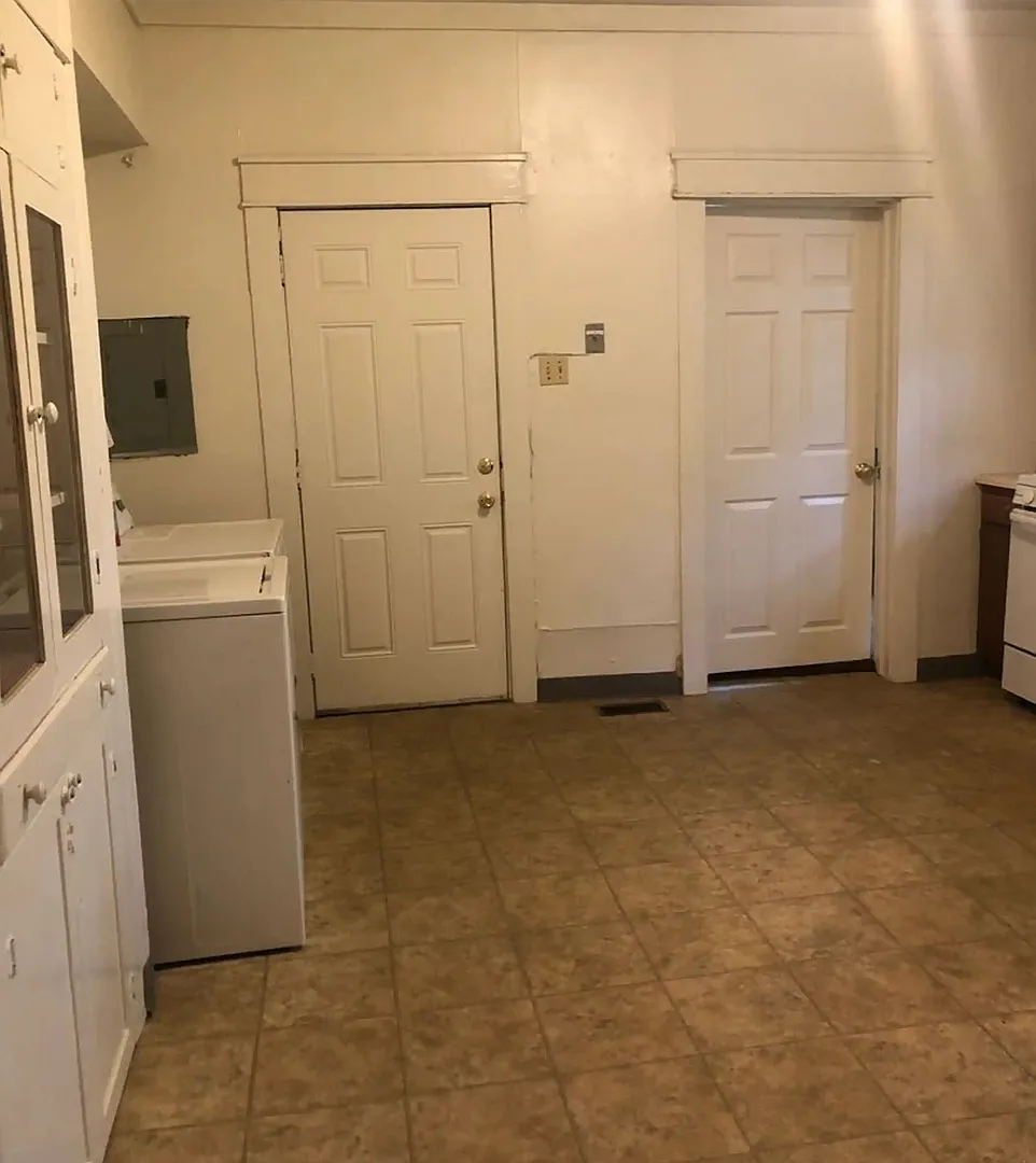 315 W 16th St - 4 Bed/2 Bath - Great Location! — Photo 3