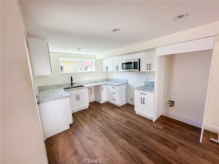 2931 1/2 S Redondo Blvd — Photo 4