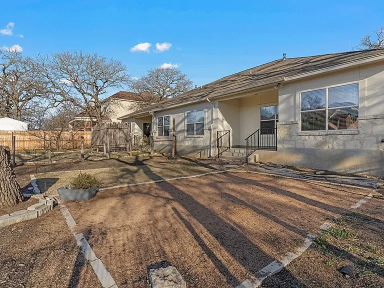 915 E Highway St — Photo 13