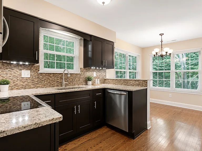 340 Danbury Ct — Photo 5