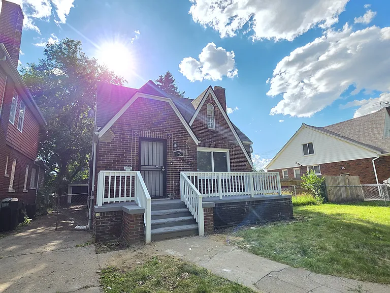 15763 Robson St — Photo 2