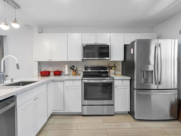 8436 Cypress Ln #7H — Photo 6