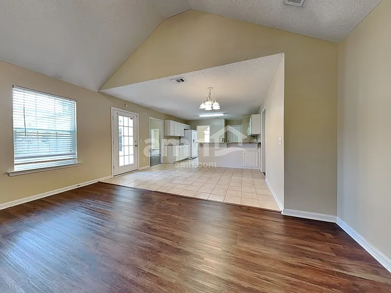 420 Roberts Way — Photo 7
