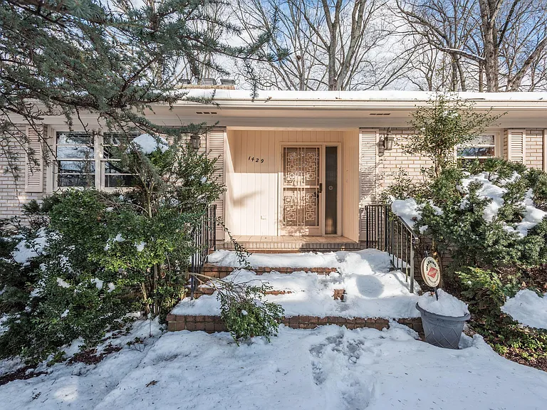 1429 Laburnum St — Photo 27