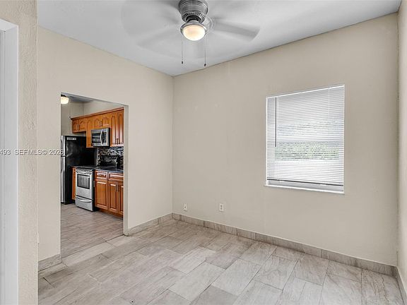 5th image of 285 NW 44th St Unit 4