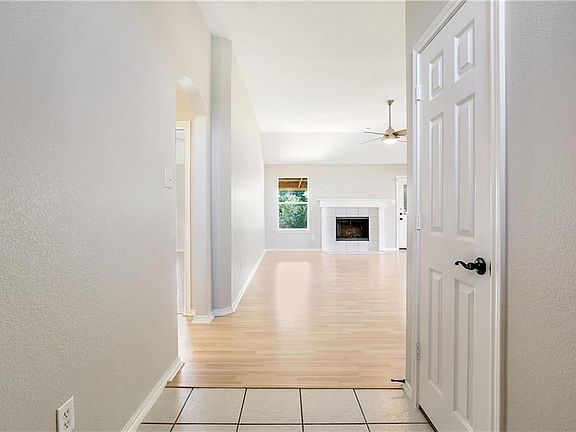 4th image of 1101 Hidden Glade Dr