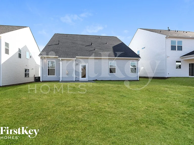 565 Hillpark Ln — Photo 15