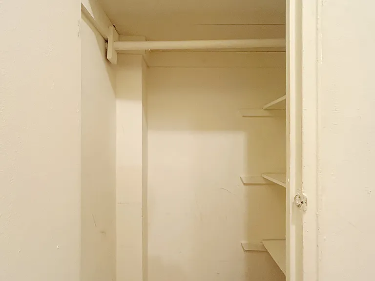 Pershing Cres — Photo 4