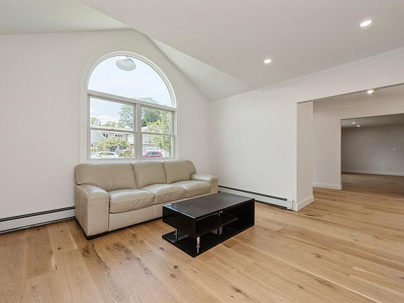 4th image of 214 Waverly Ave