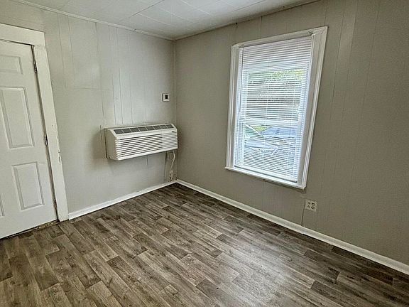 3rd image of 843 Vaughan St