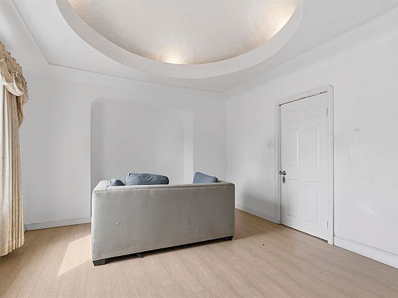 5th image of 1479 W 57th Ave