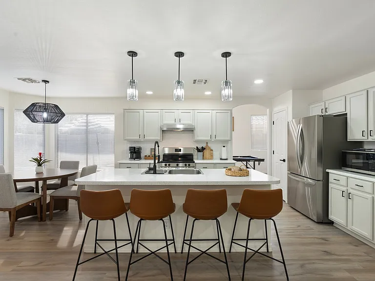 487 E Cantebria Dr — Photo 17