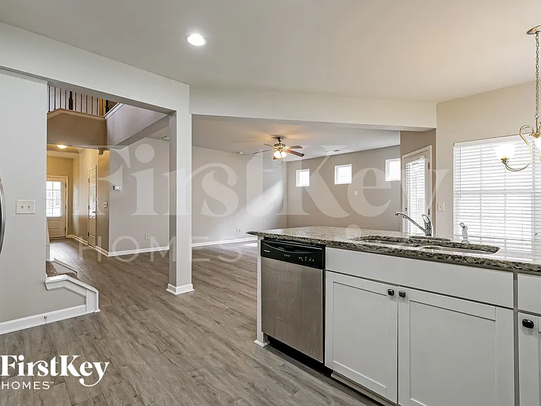 18 Samuel Way — Photo 6