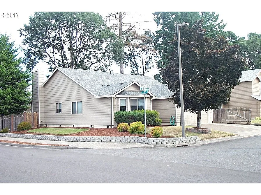 2004 SE Arlington Loop photo 1