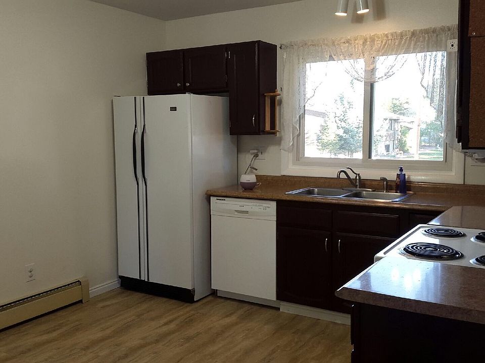 Kitchen (upper level)