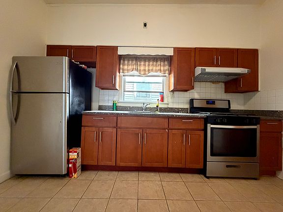 3rd image of 161 W 20th St APT 2