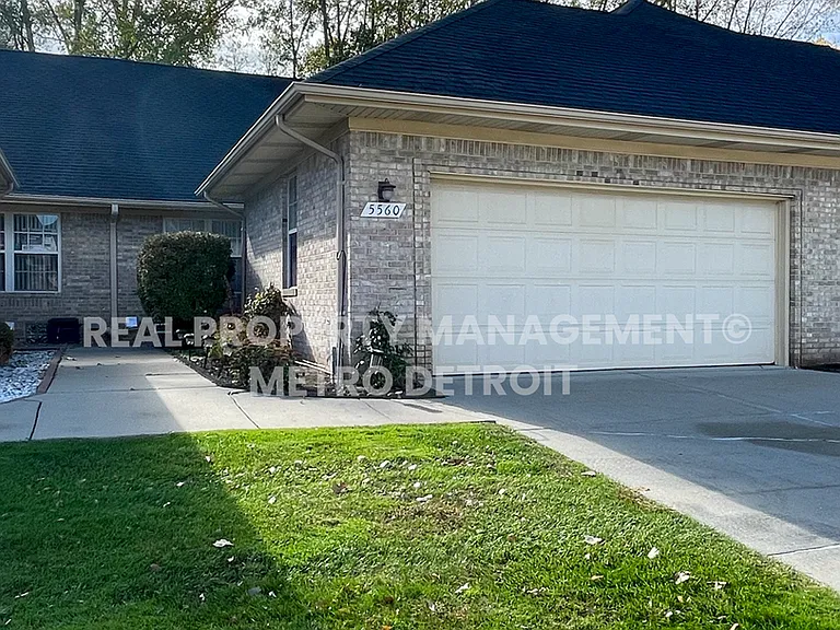 5560 Seabreeze Ln — Photo 1