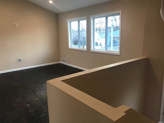 4th image of 277 Barleau St