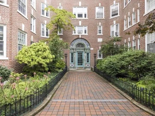 1572 Massachusetts Ave APT 33, Cambridge, MA 02138