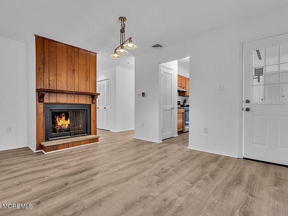 4th image of 166 E Holly Ln