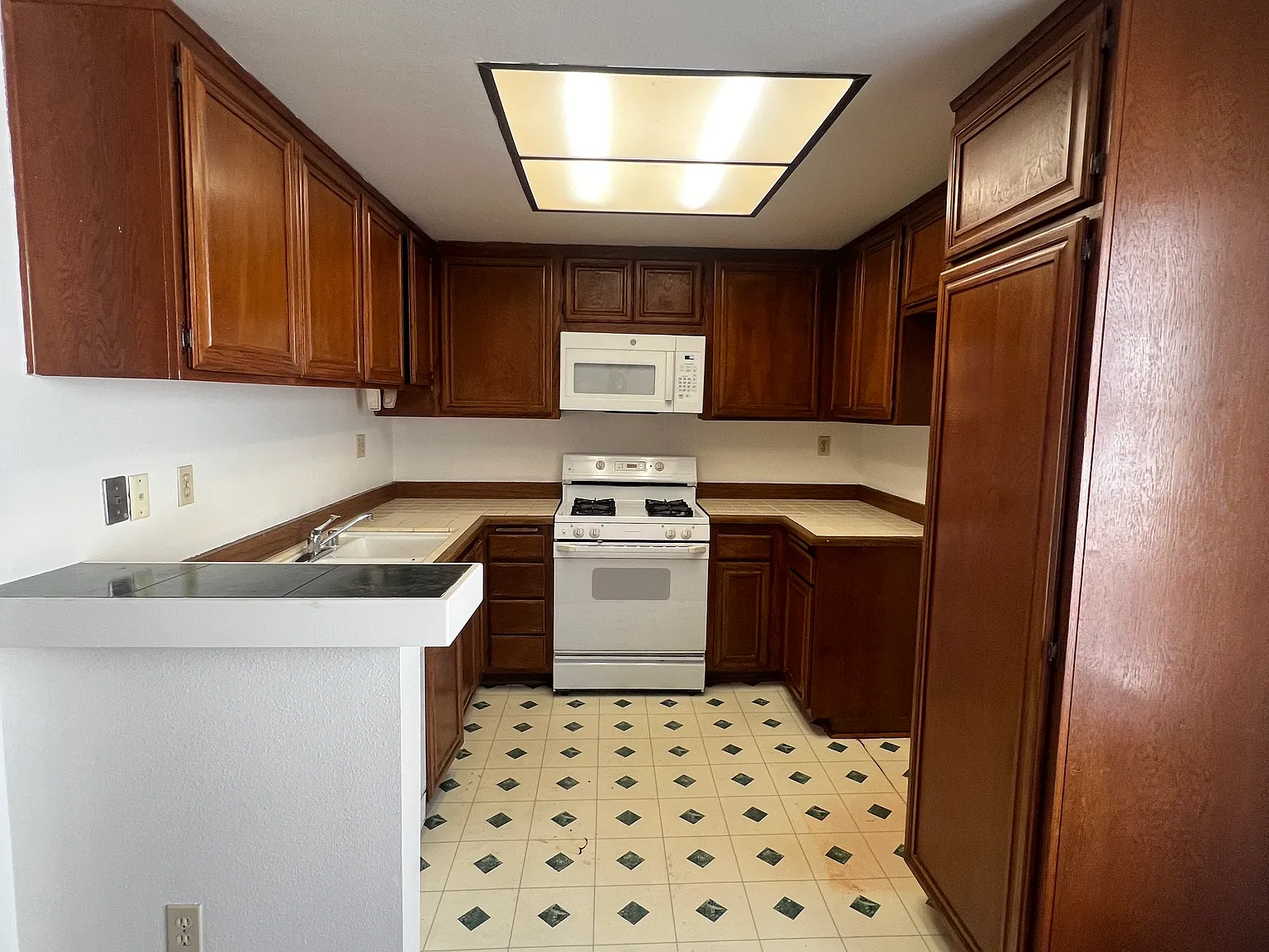 2 bed, 1025 sqft, $2,725 — Photo 4