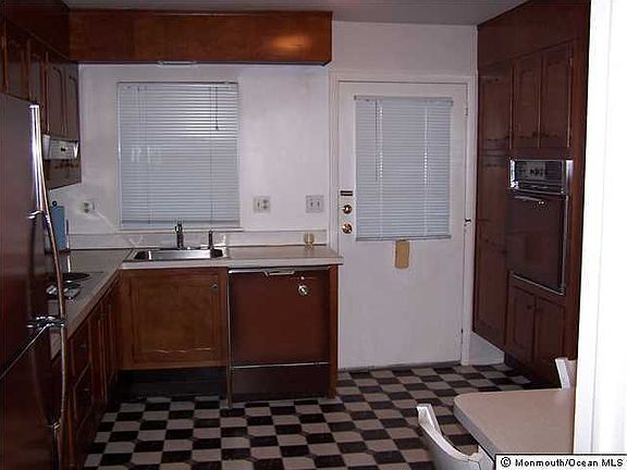 5th image of 421 Chatham Court #A