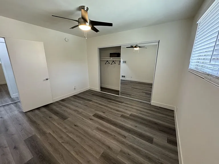 4854-4860 Hazeltine Apartments — Photo 7