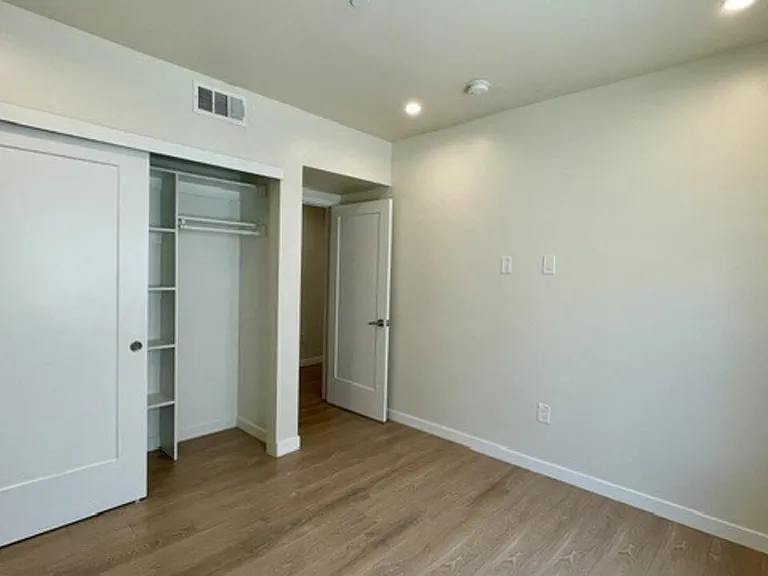5230 1/2 Satsuma Ave — Photo 27
