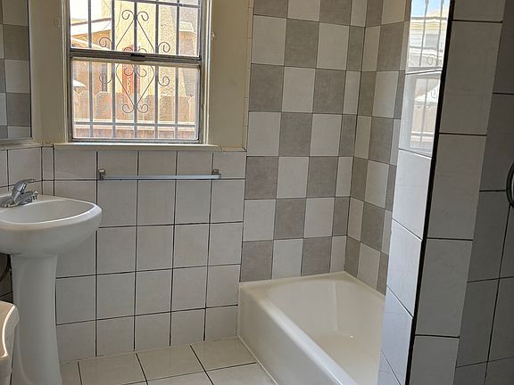 2nd image of 1122 1/2 W 85th St #1/2