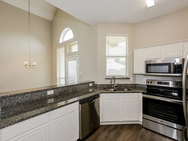 300 Stone Creek Blvd — Photo 8