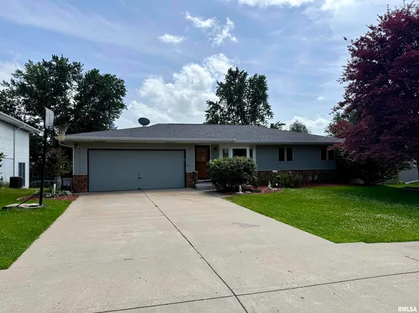 3216 W Wilshire Dr, Peoria, IL 61614