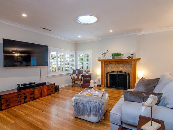 4th image of 1049 Thornton Way