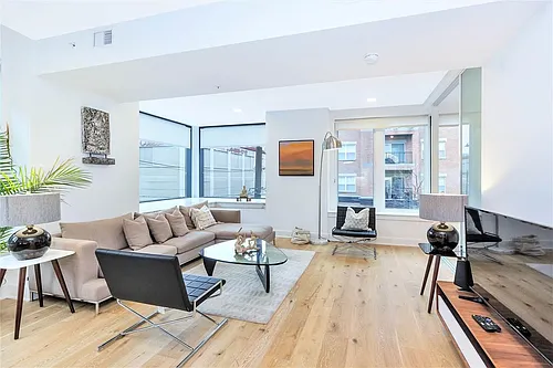 1101 Grand St Photo 1