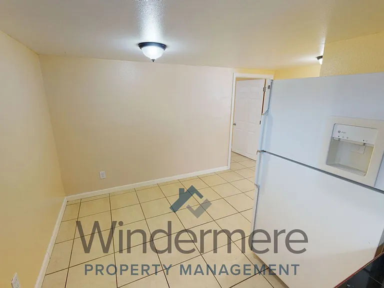 527 E Cherry St — Photo 7