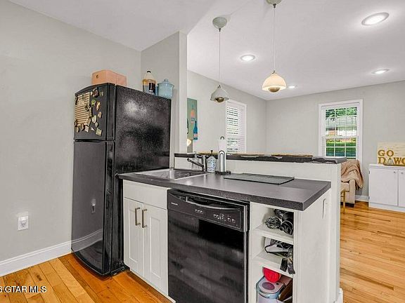 5th image of 227 N Montgomery St