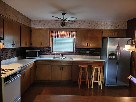 5th image of 15600 Langley Ave