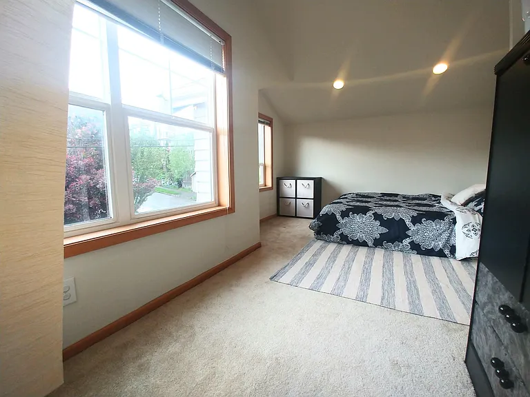 Large windows to let the sun rays in
