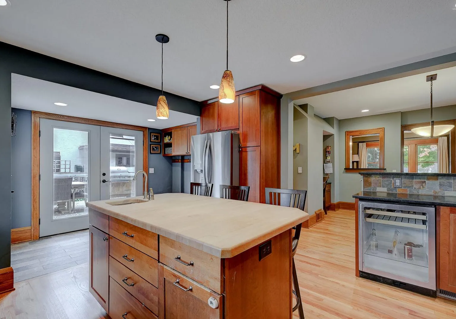 3 bed, 2.5 bath, 2417 sqft, $4,000 — Photo 1