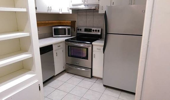 3rd image of 200 Woodgreen Dr APT 18