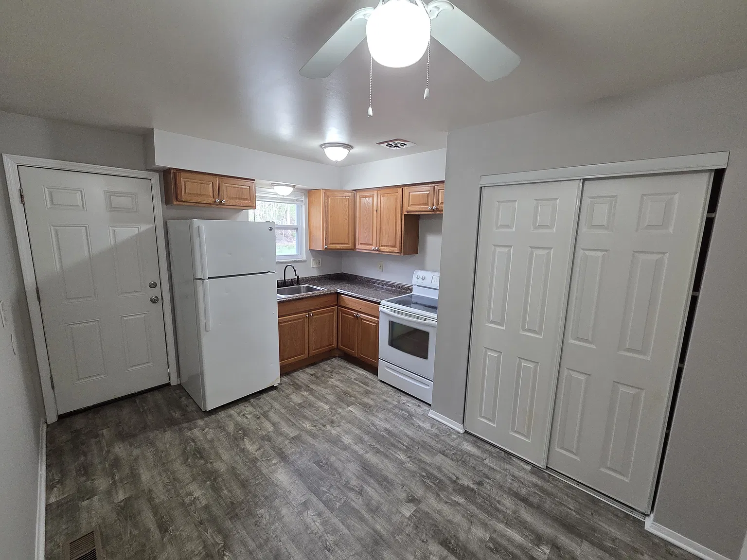 2 bed, 856 sqft, $950 — Photo 2