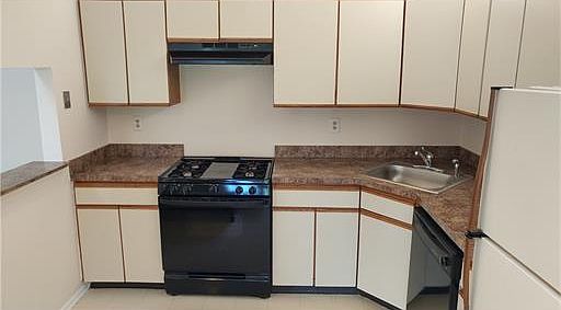 5th image of 261 Hampshire Ct