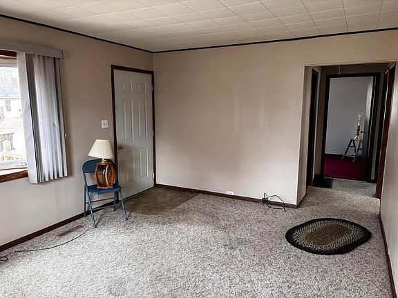 3rd image of 215 Cedar St