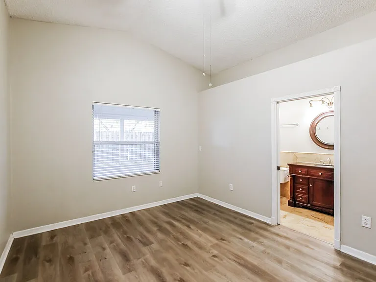 428 Lakeside Cir — Photo 9