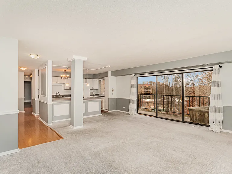 111 S Baybrook Dr — Photo 3