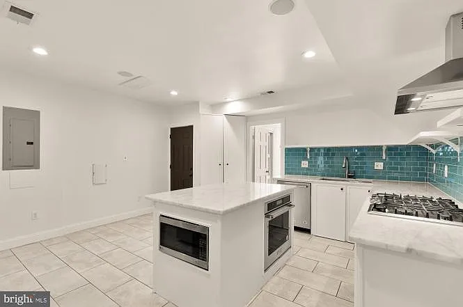 1210 Meigs Pl NE — Photo 3
