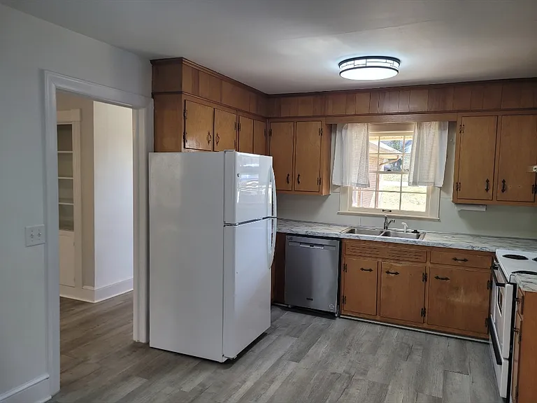 391 Robinhood Rd — Photo 4