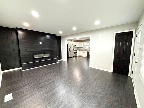3rd image of 1040 W 35th St