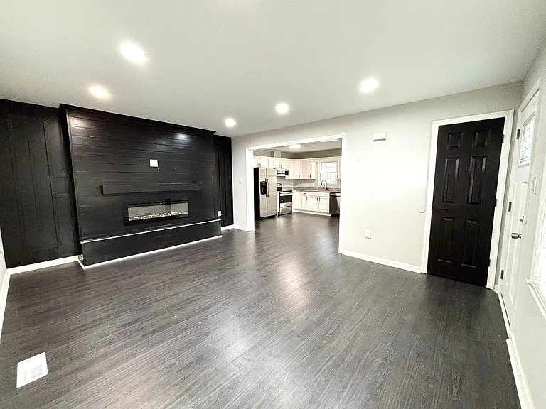 1040 W 35th St — Photo 3
