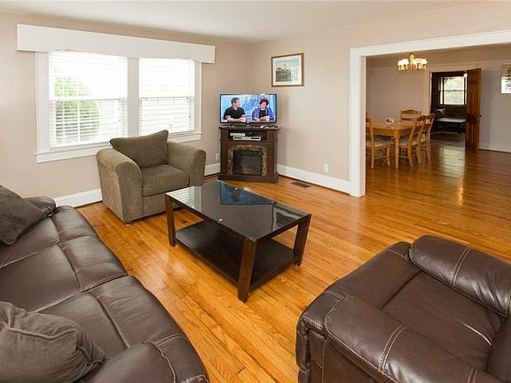 3rd image of 404 26th St #A