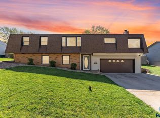 1432 S Point Dr, Sioux Falls, SD 57103